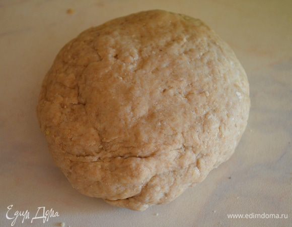 Замесить тугое и плотное тесто. Скатать в шар и завернуть в пленку. Оставить на 30 минут.