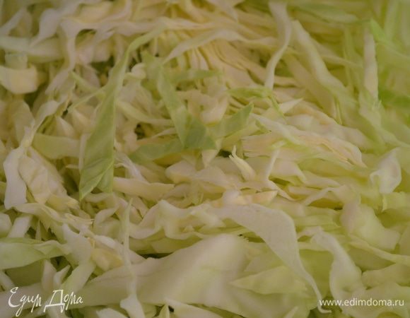 Капусту тоже мелко нарезать, посыпать солью и помять руками.