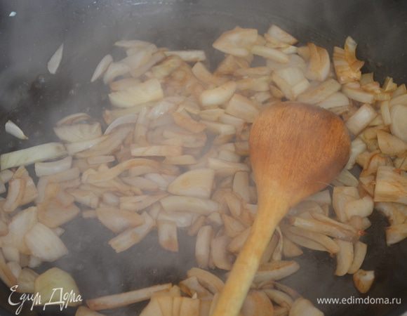 В большой сковороде или сотейнике разогреть оливковое масло и обжарить на нем лук до прозрачности. Добавить сахарный песок и бальзамический уксус. Еще немного протушить...