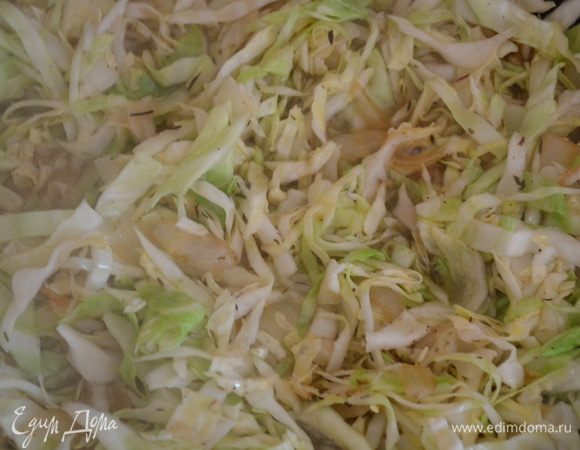 Добавить капусту и 1/2 стакана горячей воды. Посолить и поперчить по вкусу. Тушить на среднем огне примерно 20 минут.