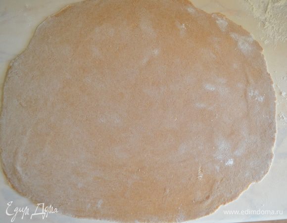 Тесто раскатать в очень тонкий прямоугольный пласт.