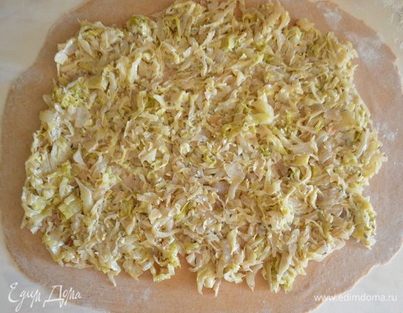 Выложить начинку. Разровнять. Оставить по краям по 3 см.