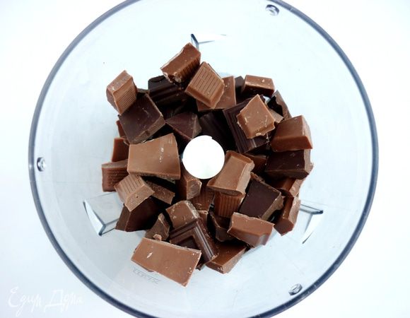 Горький и молочный шоколад поломать на кусочки.