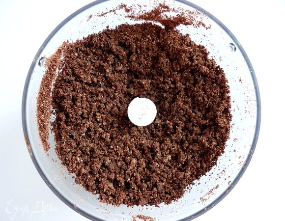 Измельчить блендером в крошку.