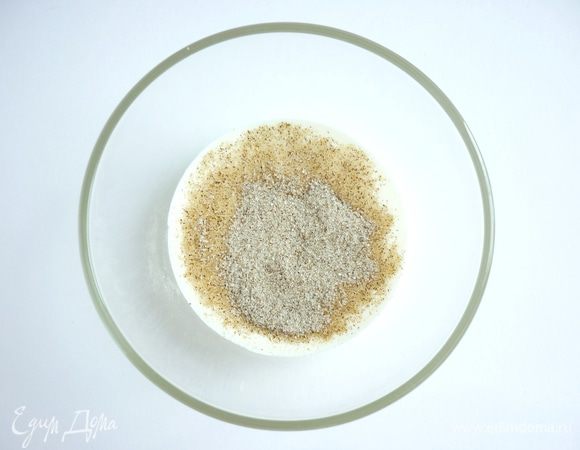 Сливки перемешать с ванильным сахаром и подогреть в микроволновке 15 сек.