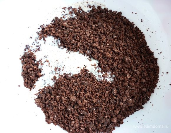 Сливки влить в измельченный шоколад.  