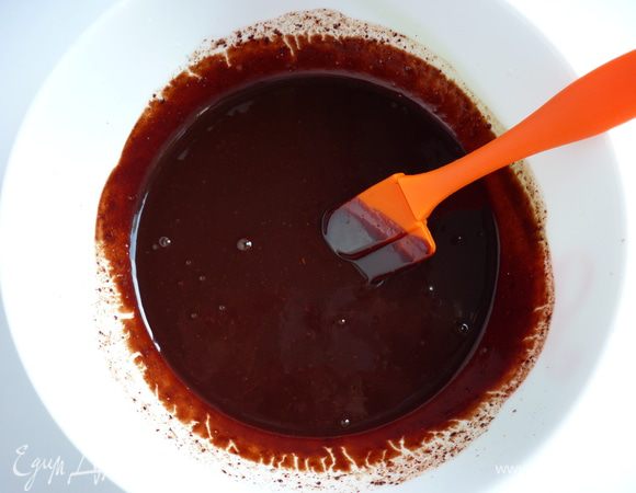 Поставить в микроволновку на 30-40 сек., чтобы растворился шоколад. 
Перемешать до однородоного состояния. 