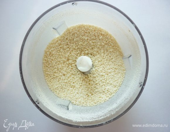 Белый шоколад измельчить блендером в мелкую крошку. Если крошка получилась крупноватой, поставить ее ненадолго в морозилку и  еще раз измельчить в холодном состоянии.   