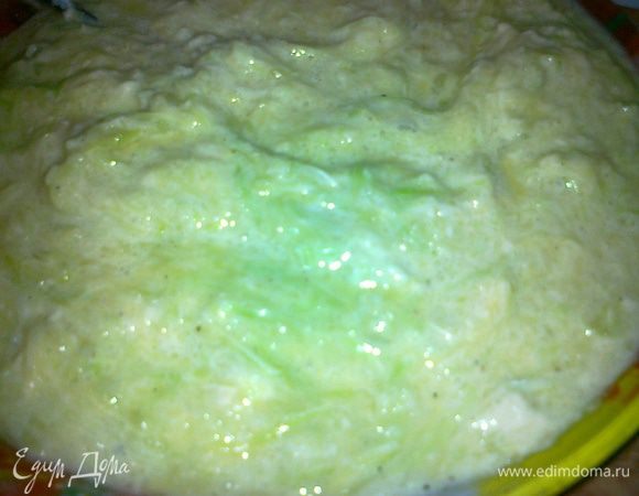 кабачок трем на терке,добавляем яйца,солим и перчим и добавляем муку,чтобы смесь была как на оладьи