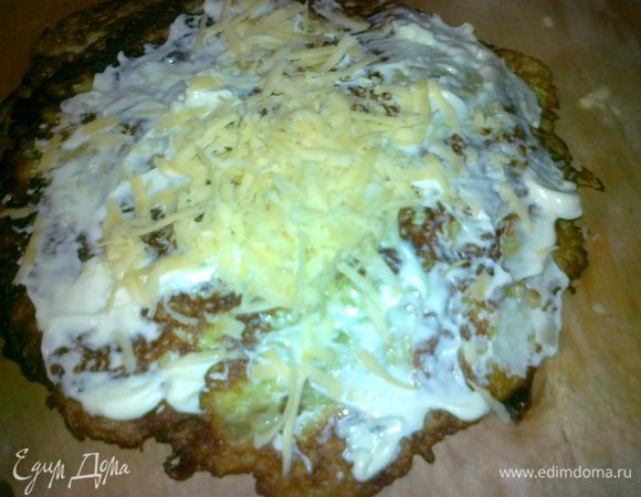 чеснок выдавливаем через пресс в майонез,перемешиваем,берем блинчик,смазываем майонезом,посыпаем сыром