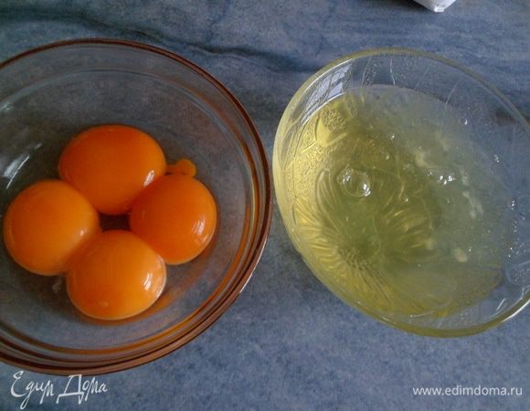 Отделяем белки от желтков