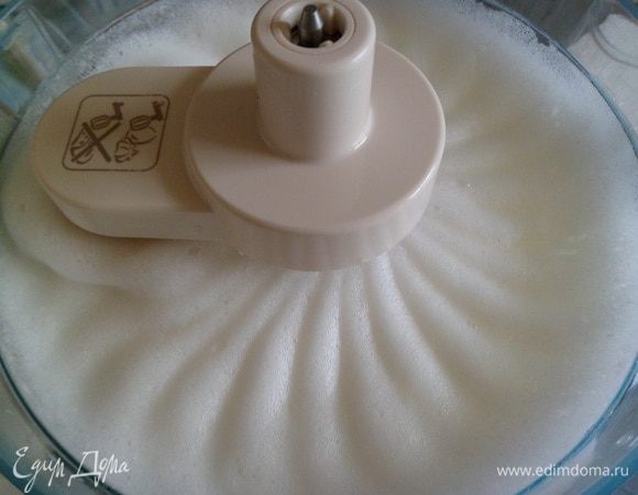 Белки взбиваем в 4 ст. ложками воды в пышную пену.