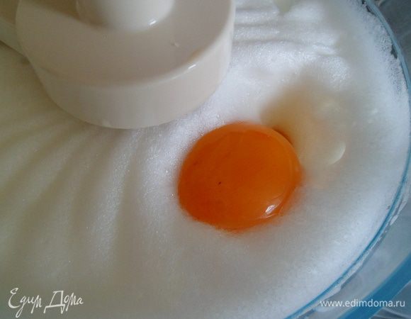 Затем вводим желтки и продолжаем взбивать