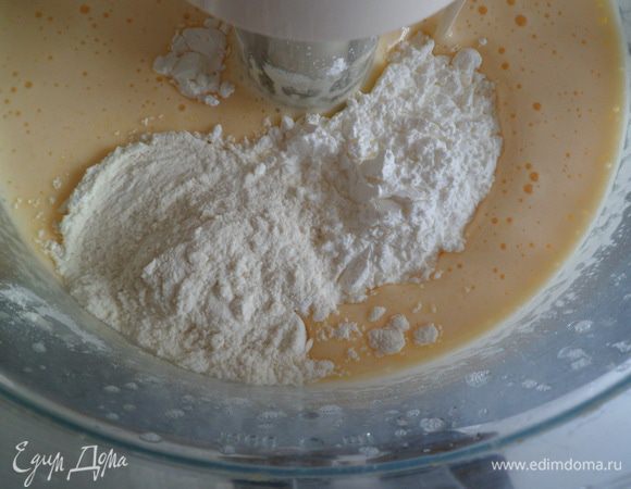 муку,крахмал и разрыхлитель вводим в конце 