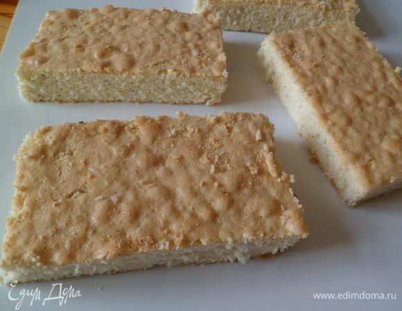 бисквит получается воздушный.не обращайте внимание на разрезаный бисквит,я просто из такого бисквита делала пирожные.