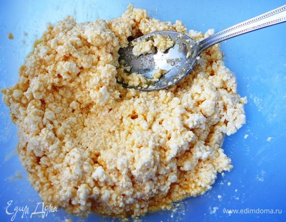 Творог растереть с желтками и сахаром