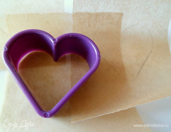 Итак,приступим  к рисованию шоколадом.Берем пек.бумагу и режем на квадраты.Затем делаем очертания сердца карандашом