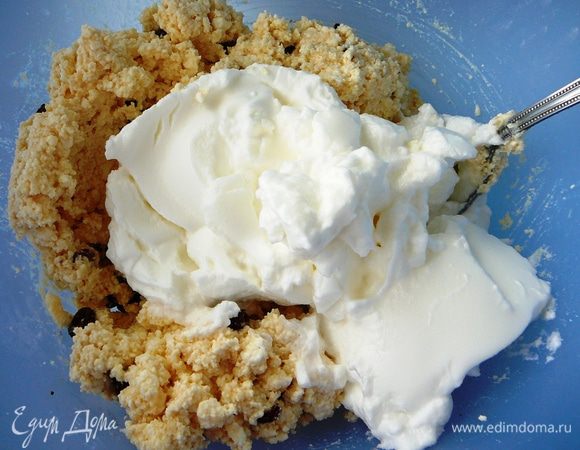 Аккуратно ввести белки в творожную массу... добавить изюм... Всё хорошо перемешать...