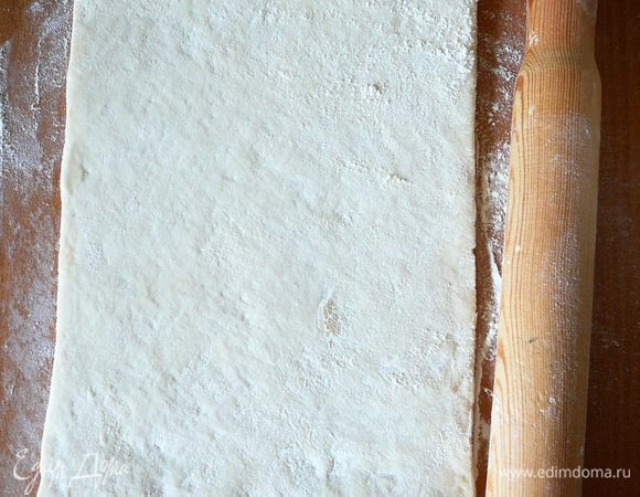 Пласт слоеного теста слегка раскатать...