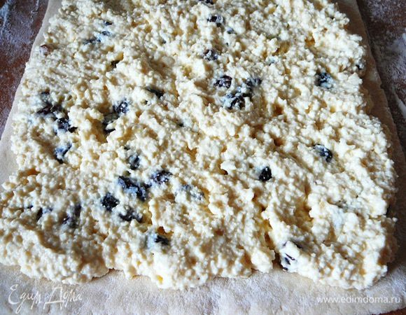 Выложить начинку и равномерно распределить по поверхности...