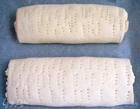 Свернуть рулетом.Сделать наколы вилкой...