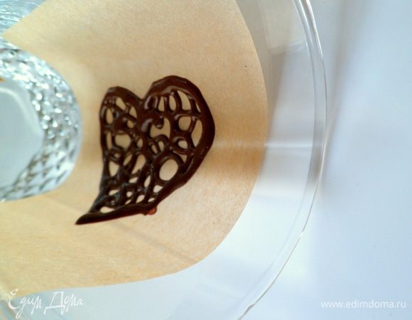 Затем помещаем бумагу с нарисованным сердечком в стакан и отправляем в холод минут 30