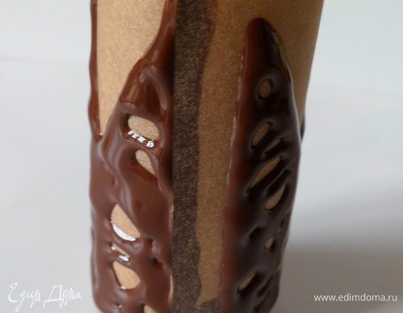 и приклеиваем бумагу шоколадом ,отправляем в холод 