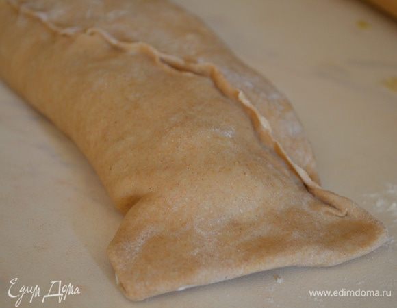 Свернуть в рулет, края как следует защепить, чтобы начинка не вытекала.