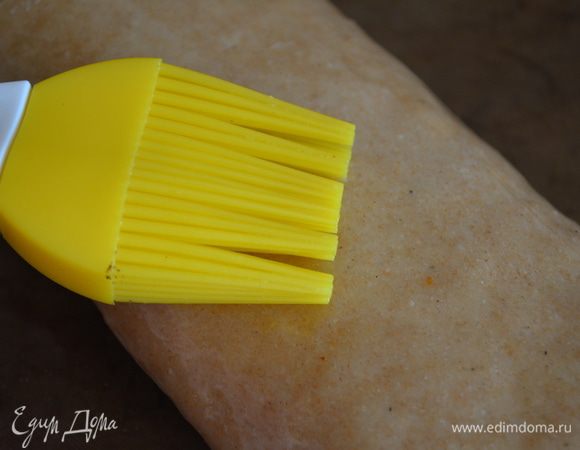 Переложить на противень смазанный маслом. Сам штрудель смазать растопленным сливочным маслом и отправить в духовку на 4- минут при температуре 200 градусов.