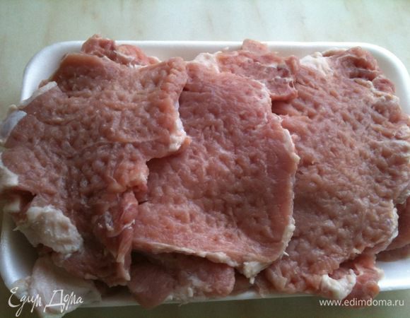 Мясо порезать порционно и хорошо отбить...