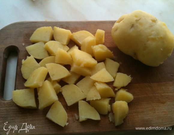 Картофель отварить в мундире, очистить и еще теплым порезать на кусочки...