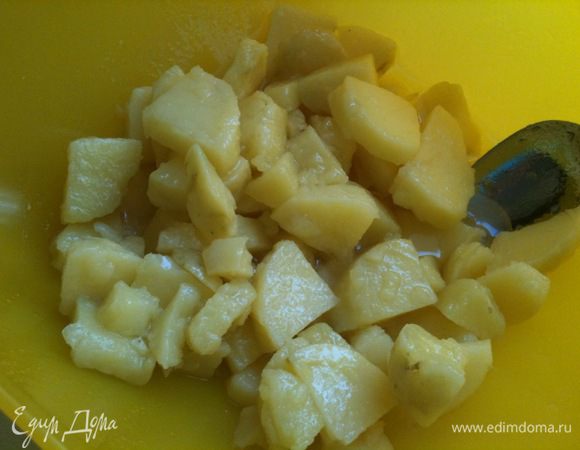 Залить еще теплый картофель маринадом, аккуратно перемешать...