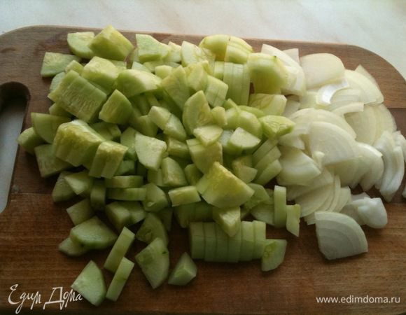 Лук порезать четверть кольцами, огурцы очистить и порезать кусочками...