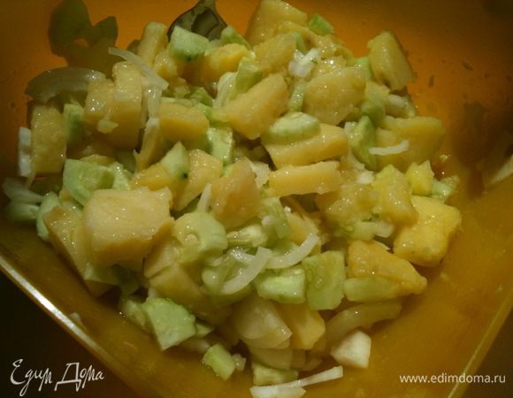 Добавить огурцы и лук к картофелю, перемешать, поставить в холодильник остывать...