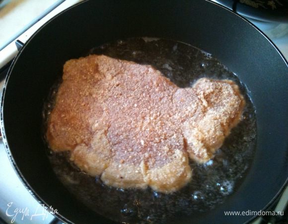 Яйца взбить, панировочные сухари выложить на тарелочку. Мясо обмакнуть в яйцо и в сухари. Обжарить на смеси растительного и сливочного масла до золотистого цвета...