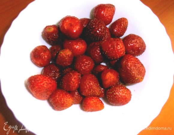 Промываем клубнику.