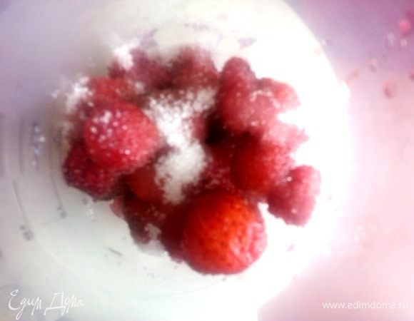 Высыпаем её в кружку блендера и добавляем сахар по вкусу(мне хватило 1ст.ложки)