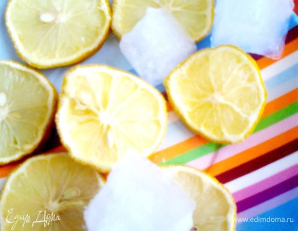 Можно заранее нарезать и заморозить лимон,как я уже писала в рецепте лимонада(http://www.edimdoma.ru/retsepty/42007-limonad-iz-karkade)