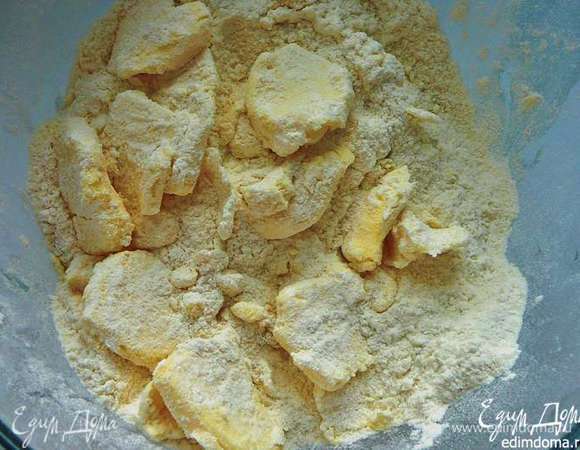 Холодное масло тонко нарезать и добавить к муке.
