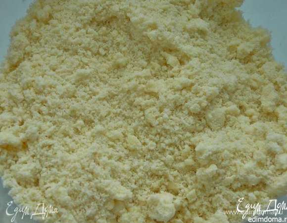 Перетереть масло с мукой в крошку.