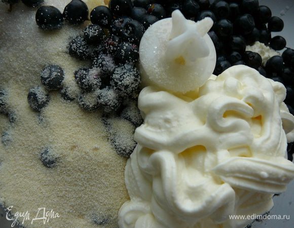 Для начинки,в блендере сбить творог с желтками,ванильным сахаром и обычным,сметаной,манкой и черникой. 
