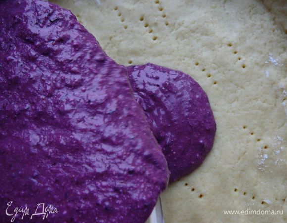 Вылить начинку в форму с тестом.