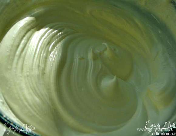 Приготовить белковое суфле.Взбить охлажденные белки со щепоткой соли,до мягких пиков,затем добавить сахар и взбивать до плотных пиков.