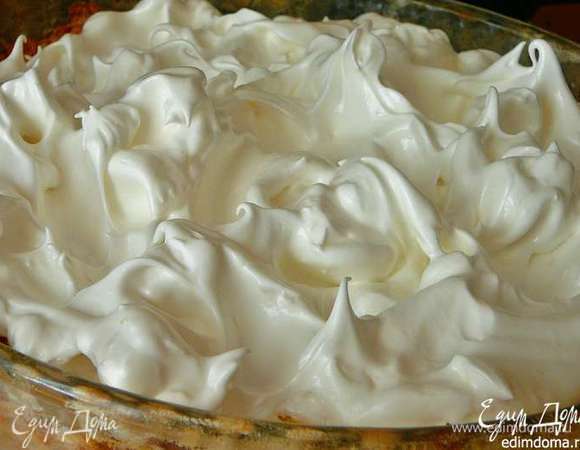 Достать пирог после 30минут выпечки,духовку не выключать.Выложить взбитые белки на пирог,придав белкам с помощью лопатки форму волн.