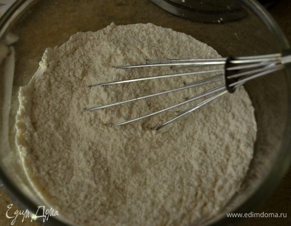 Муку, 1 стак.сахара, разрыхлитель, соль и пищев.соду смешать вместе,отставить в сторону.
Форму хорошо смажем маслом. Можно обернуть бумагой для выпечки и опять ее смазать маслом. Отставим в сторону.