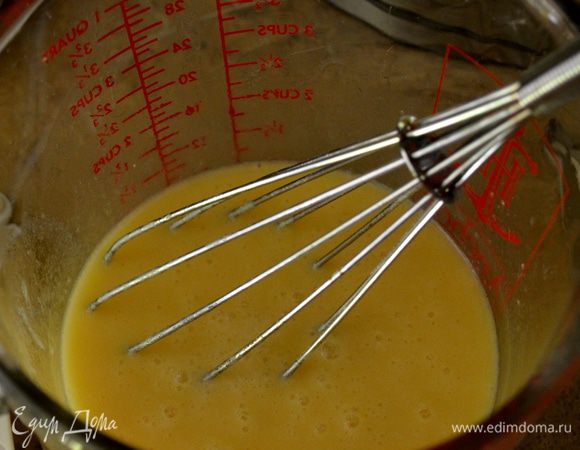 В др. блюде скомбинировать 1 яйцо, апельсин.сок,слив.масло и 1 ч.л  ванил.экстракт. Смешать все хорошо.