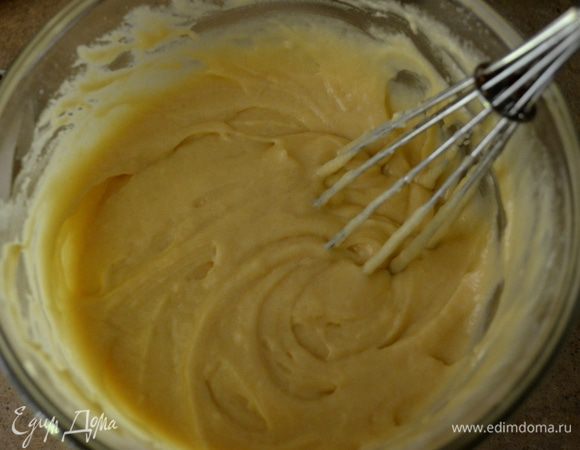 Вылить все в муку и все опять хорошо перемешать.
Ягоды и цедру перемешать.Выложить в тесто .