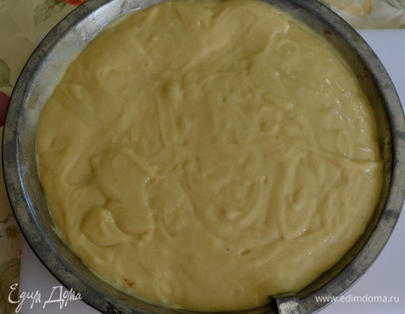 Затем выливаем слой теста в форму.