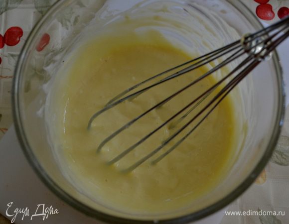 Приготовим 2й слой торта- слив. сыр размягченный смешаем 1/3 стак.сахара до мягкого состояния,добавим 1я яйцо и 1 ч.л ванил.экстракт.Все перемешаем хорошо до единой консистенции.