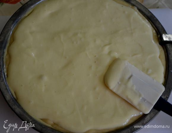 Выльем поверх теста и разровняем.